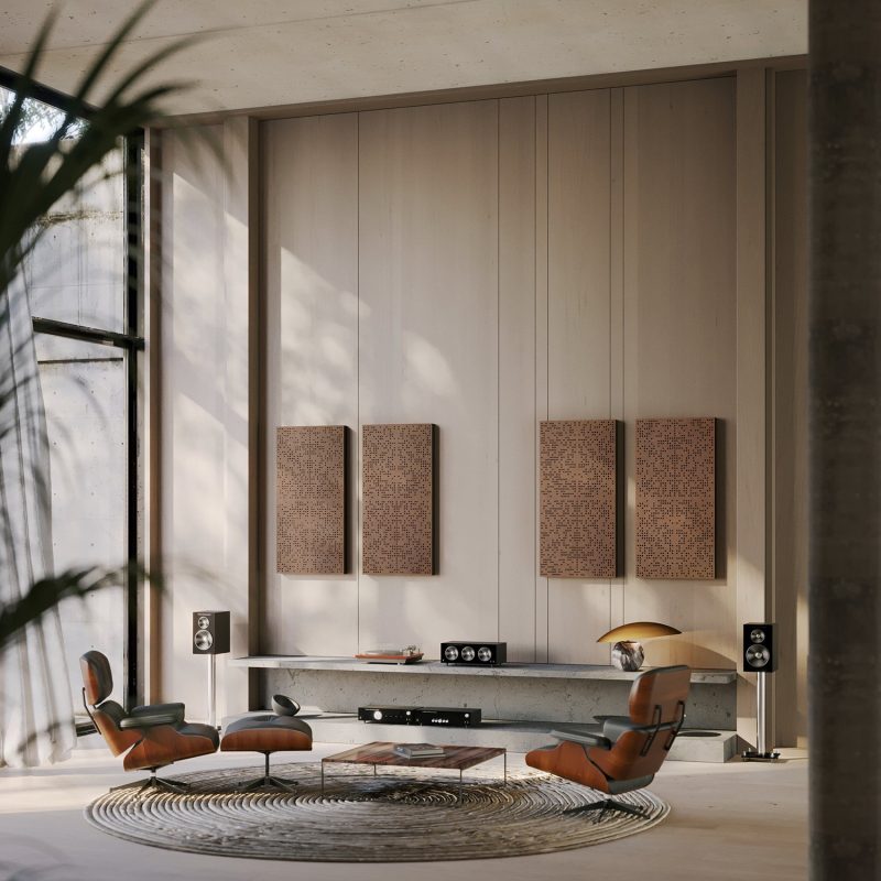 Der Binäre Diffusor in Mahogany hinter der Abhörposition in einem Wohnzimmer mit Sesseln und Lautsprechern
