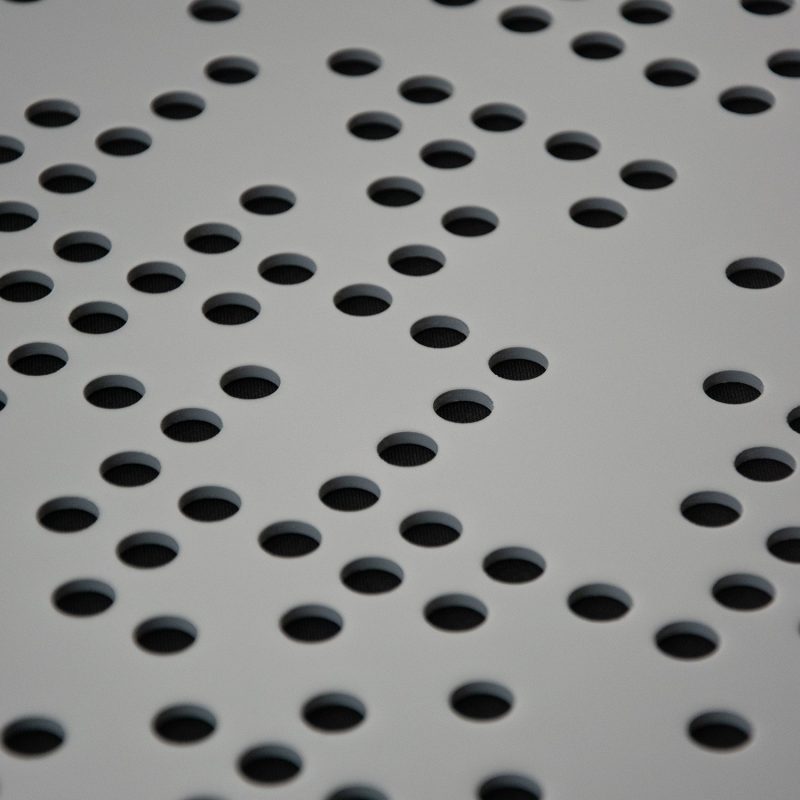 Nahaufnahme des gefrästen Binärmusters der Front des Binären Diffusors in Grey