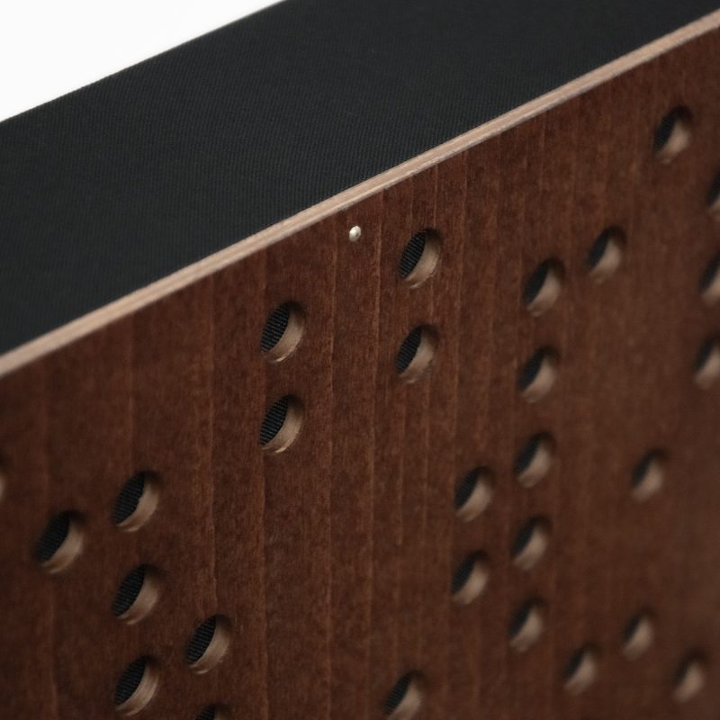 Detail der Ecke des Binären Diffusors - Front Mahogany, Perforation und schwarzer Bezugsstoff