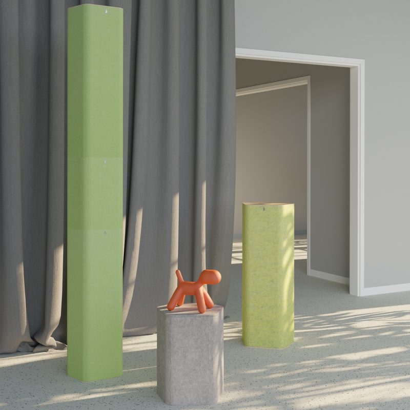 Bunte Pro.Felt-Totems in der Ecke eines Wohninterieurs