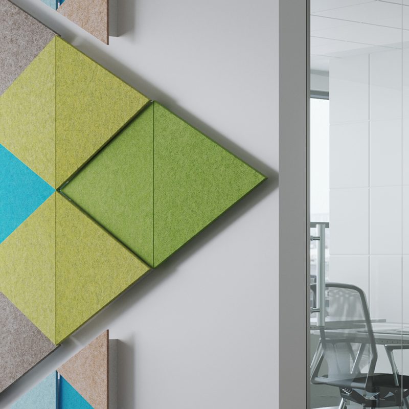 Eine Kombination von Größen und Farben an einer größeren Wand