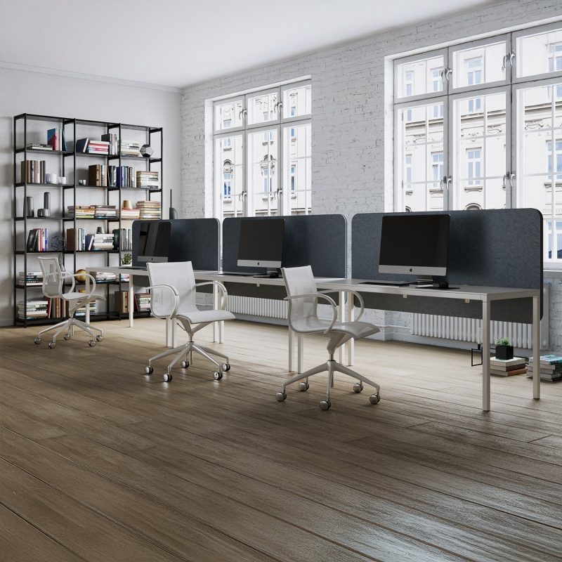 Das Paneel 120 × 80 cm an einem kompakten Schreibtisch
