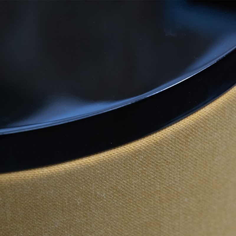 Der Respiro-Stoff und der hochglanzpolierte Deckel - Detail des Finish