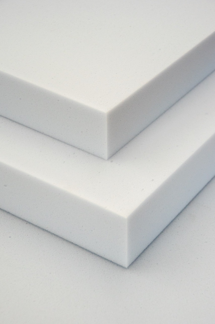 Basotect-Schaumstoffplatten — kleine Öffnungen und Unebenheiten auf der Oberfläche sind eine natürliche Eigenschaft des Materials